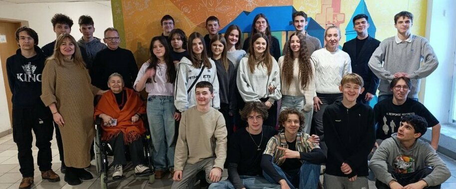 Speaking together through community debates