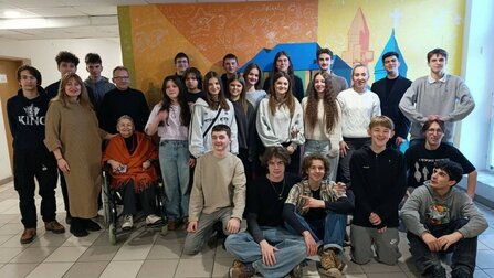 Speaking together through community debates